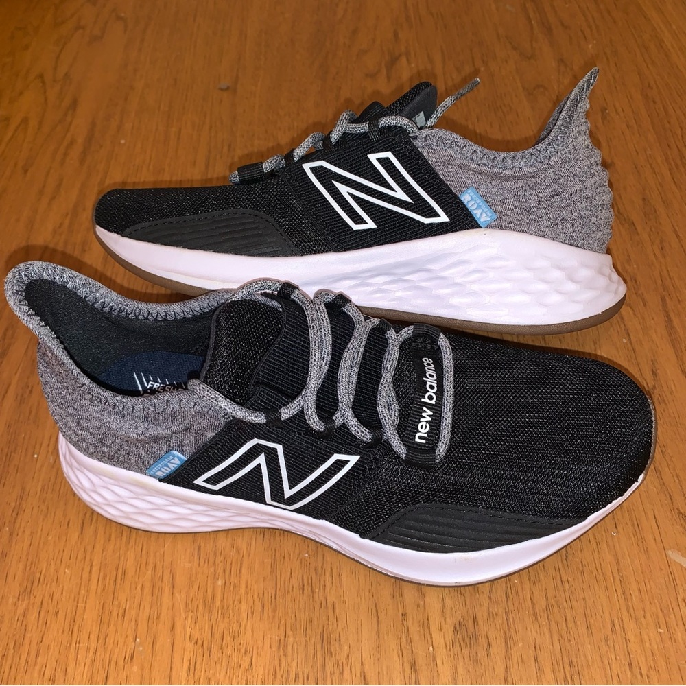 New Balance Kids ROAV Running Shoe Kids Size 2 NWOT Girls/Boys Black/Gray/White